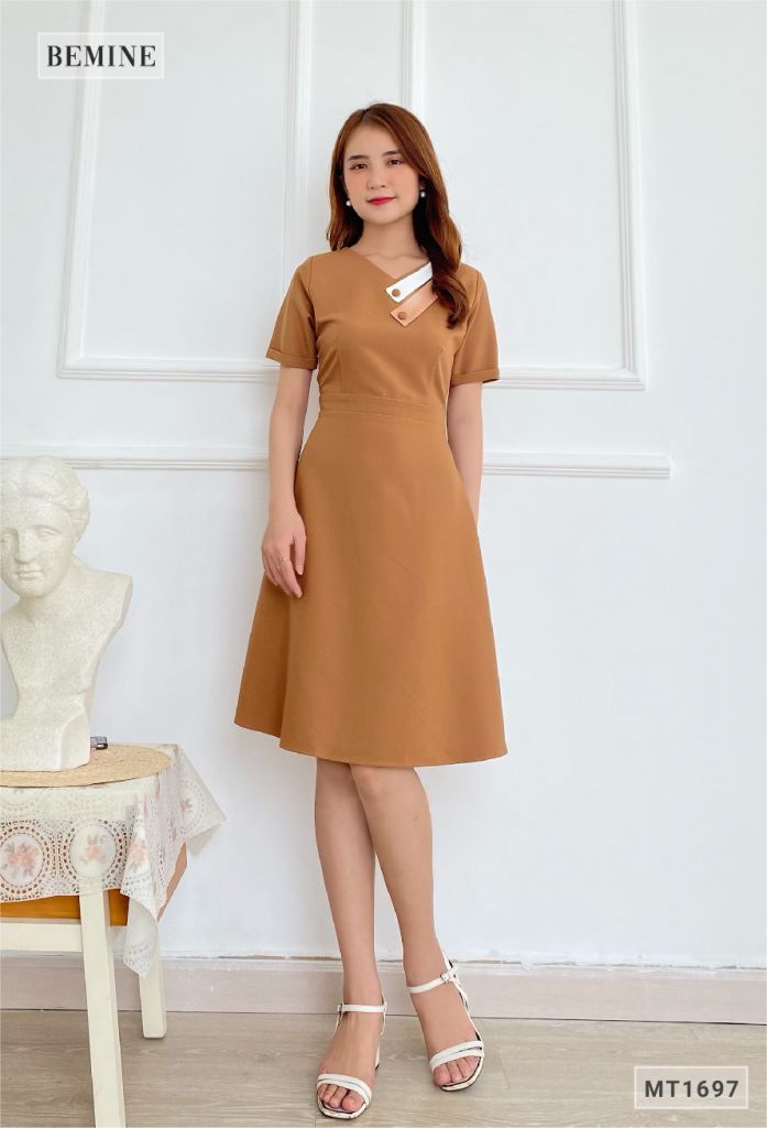 MT1697DA - Đầm suông cổ đính nút