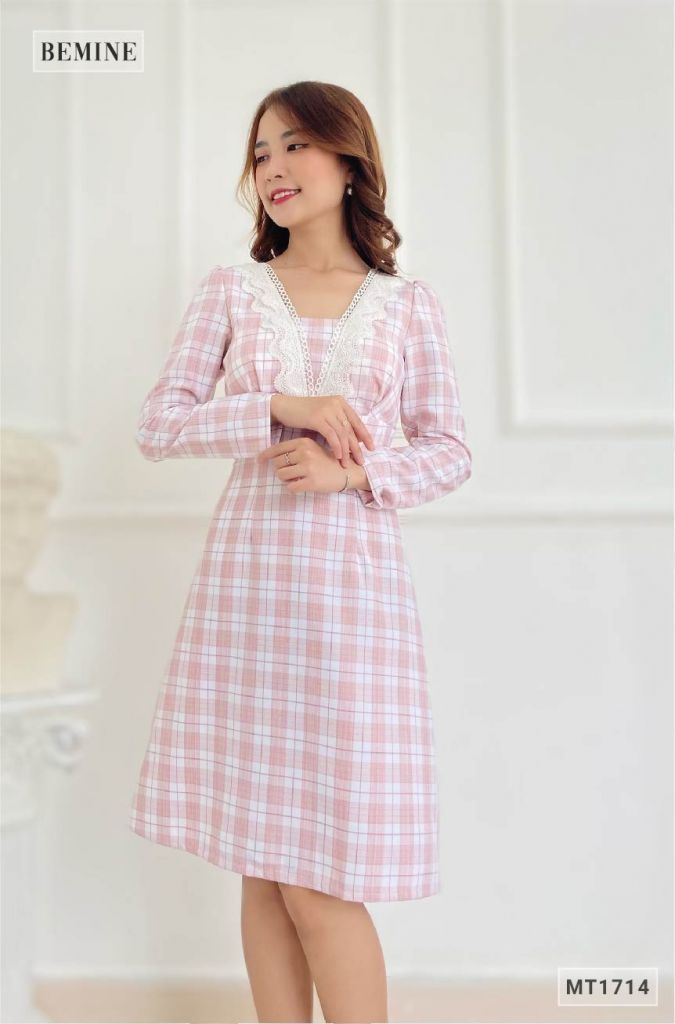 MT1714HONG - Đầm caro tay dài cổ phối ren
