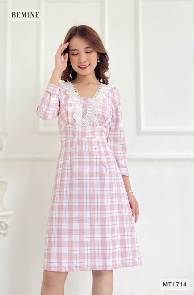 MT1714HONG - Đầm caro tay dài cổ phối ren