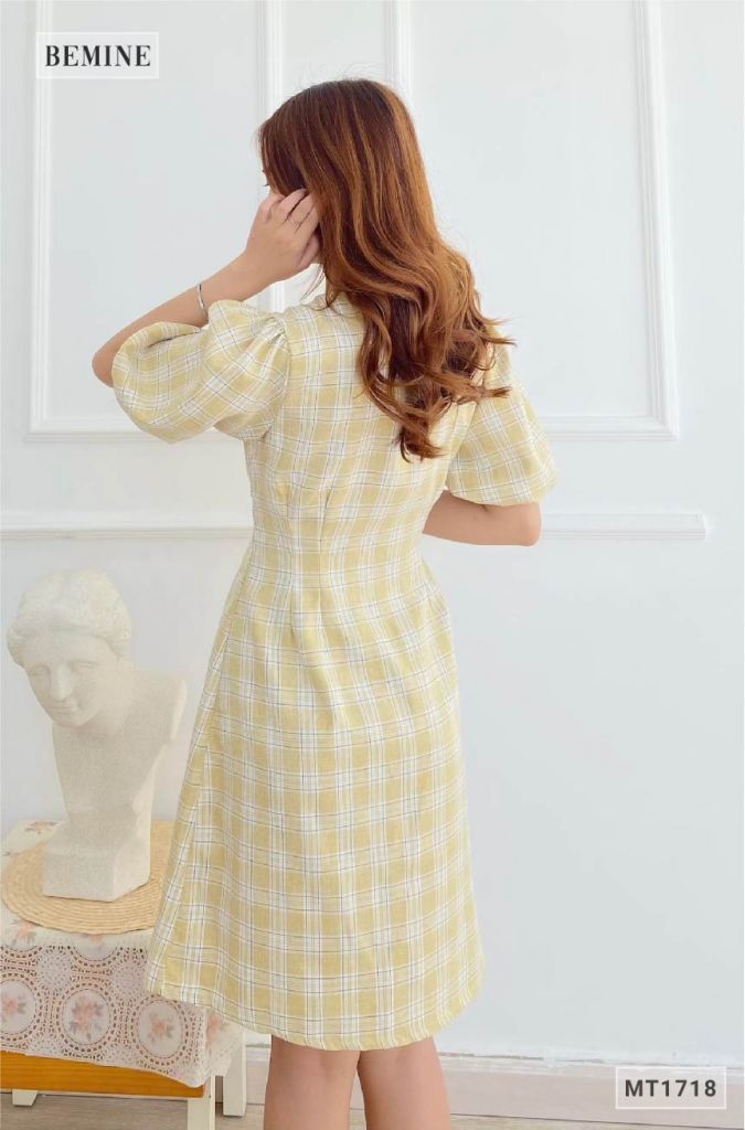 MT1718VANG - Đầm caro cổ tim đính nút