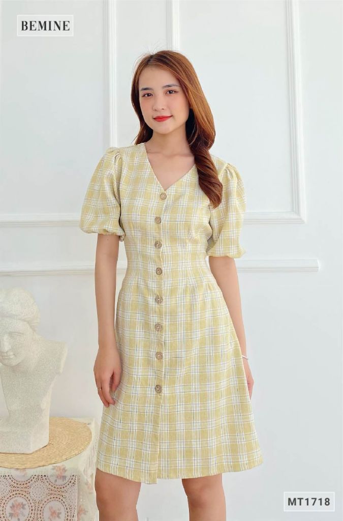 MT1718VANG - Đầm caro cổ tim đính nút