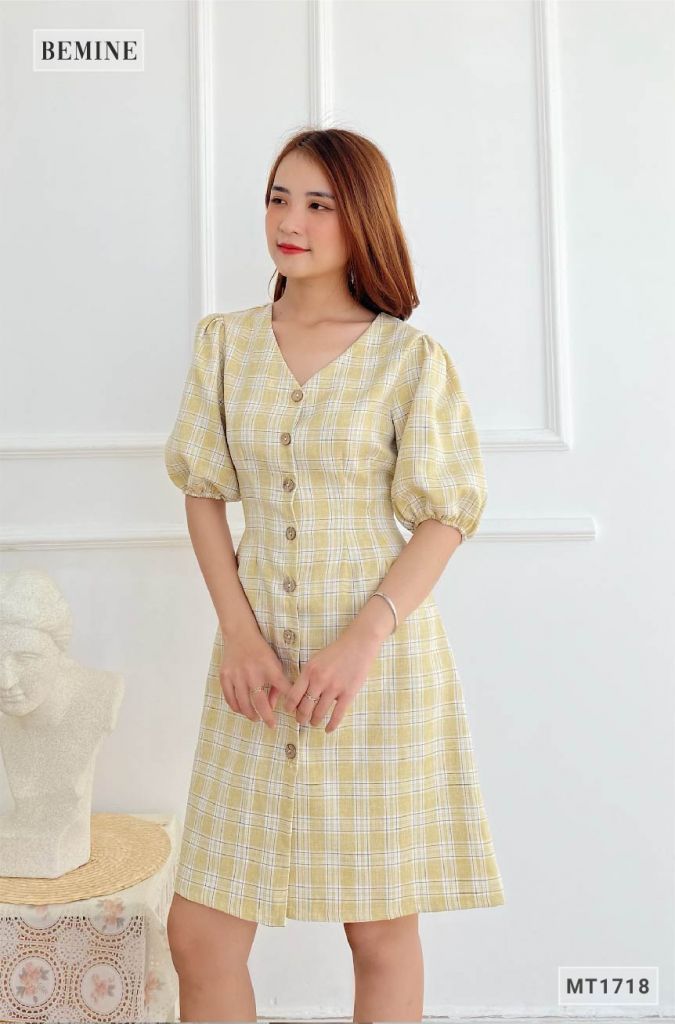 MT1718VANG - Đầm caro cổ tim đính nút
