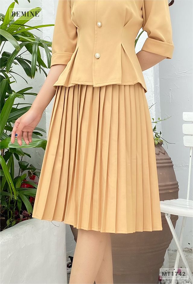 MT1742VANG - Set vest chân váy xếp li