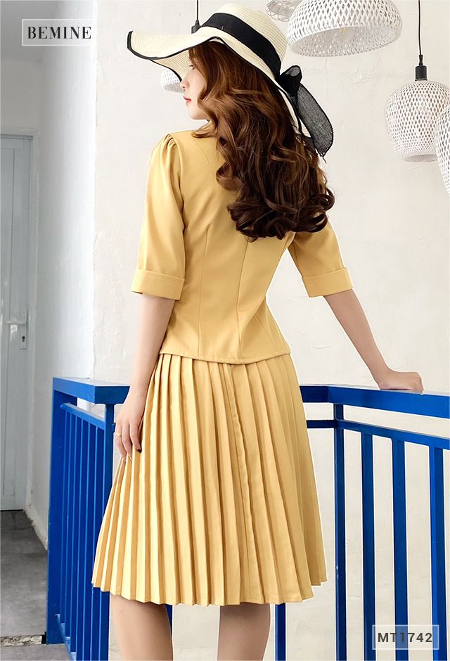 MT1742VANG - Set vest chân váy xếp li