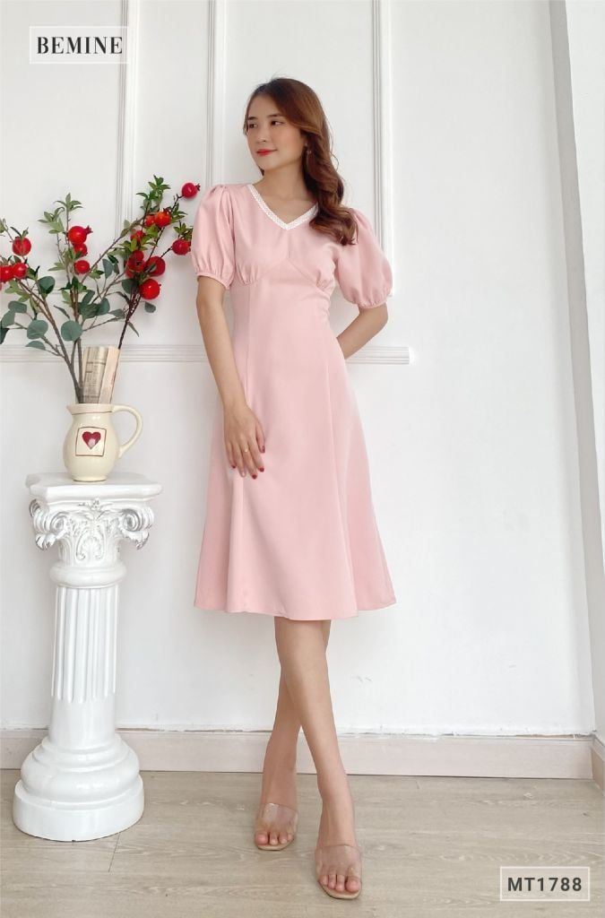 MT1788HONG - Đầm cổ tim phối ren