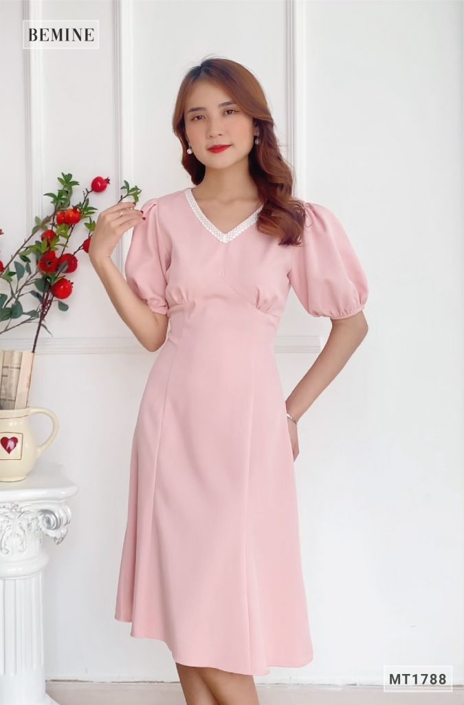 MT1788HONG - Đầm cổ tim phối ren