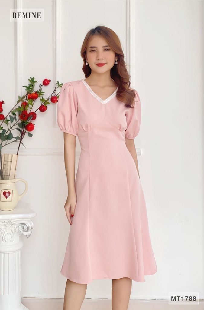MT1788HONG - Đầm cổ tim phối ren