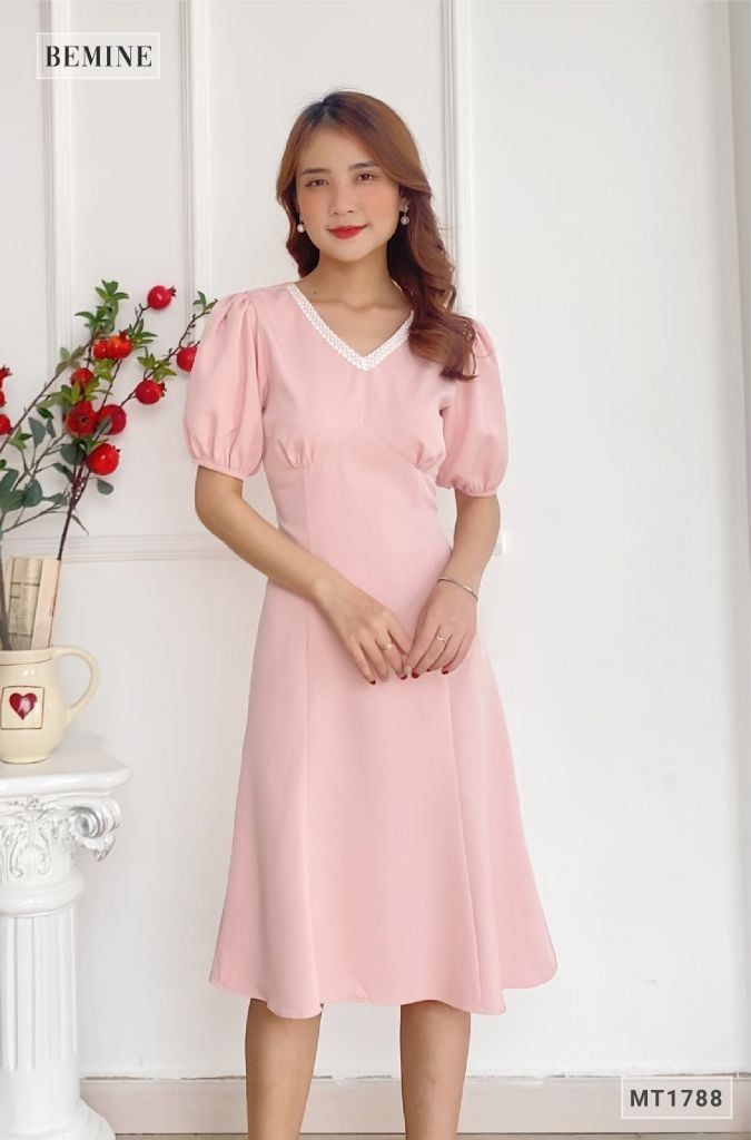 MT1788HONG - Đầm cổ tim phối ren