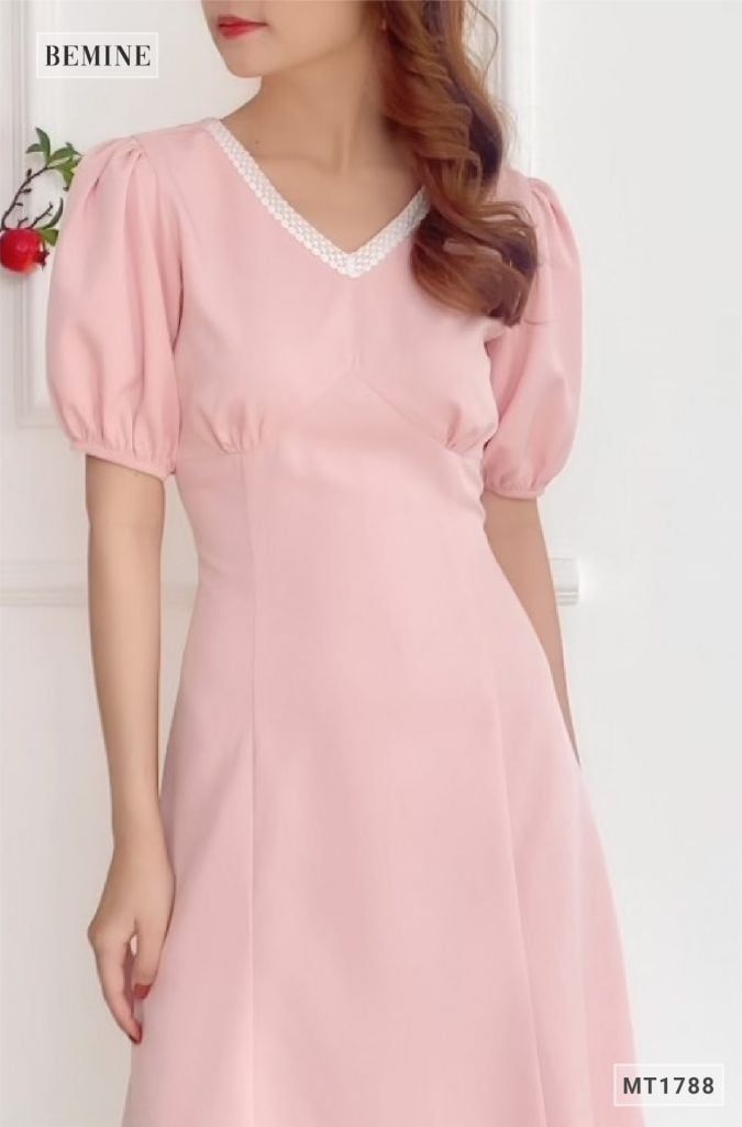 MT1788HONG - Đầm cổ tim phối ren