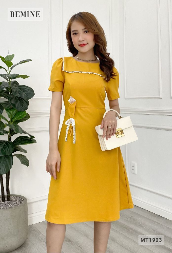MT1903VANG - Đầm cổ đáp phối ren bông eo