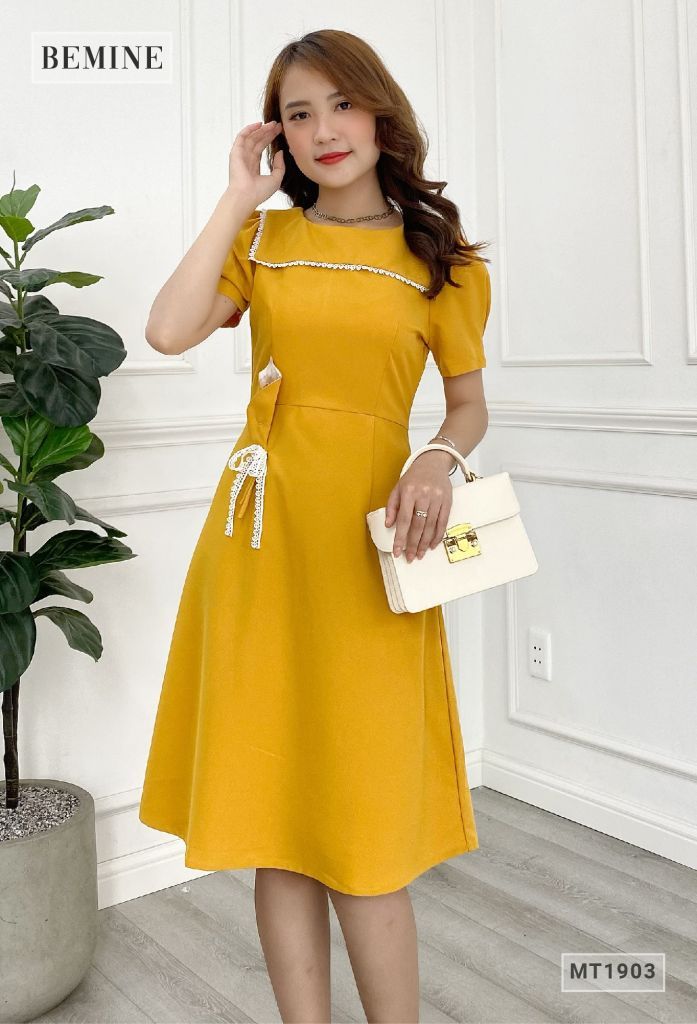 MT1903VANG - Đầm cổ đáp phối ren bông eo