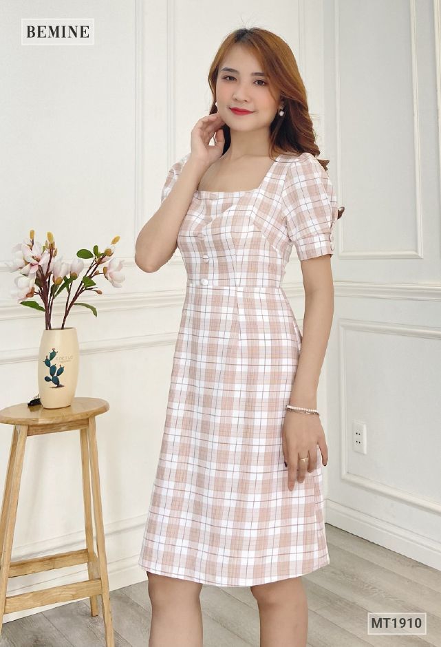 MT1910DA - Đầm caro cổ vuông đính nút bọc