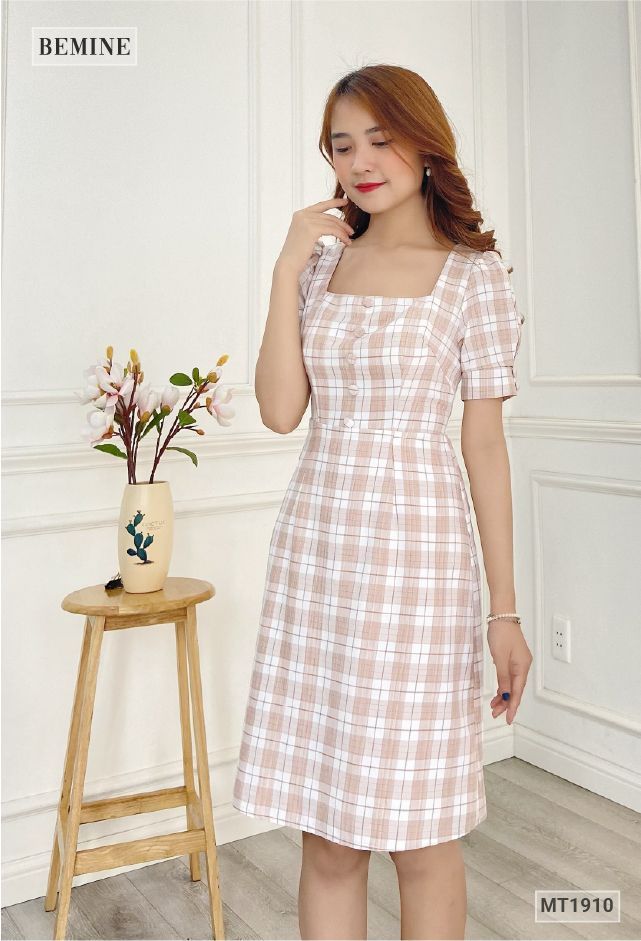 MT1910DA - Đầm caro cổ vuông đính nút bọc