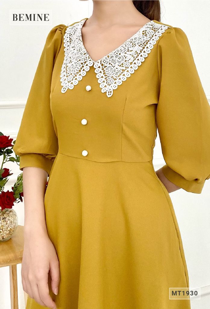 MT1930VANG - Đầm tay phồng cổ ren đính nút