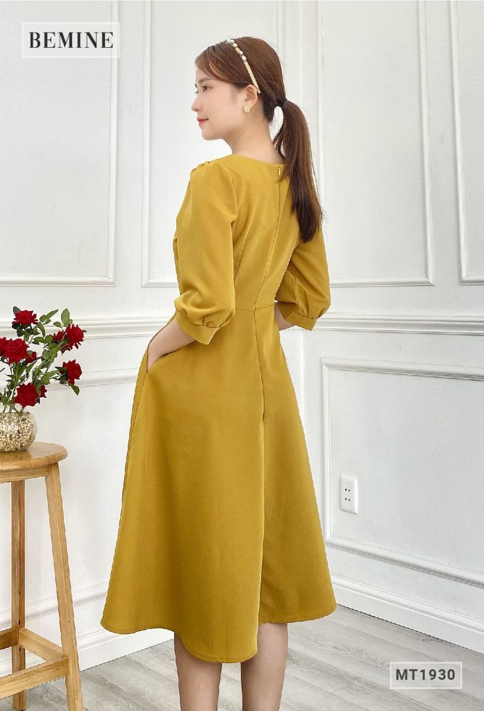 MT1930VANG - Đầm tay phồng cổ ren đính nút