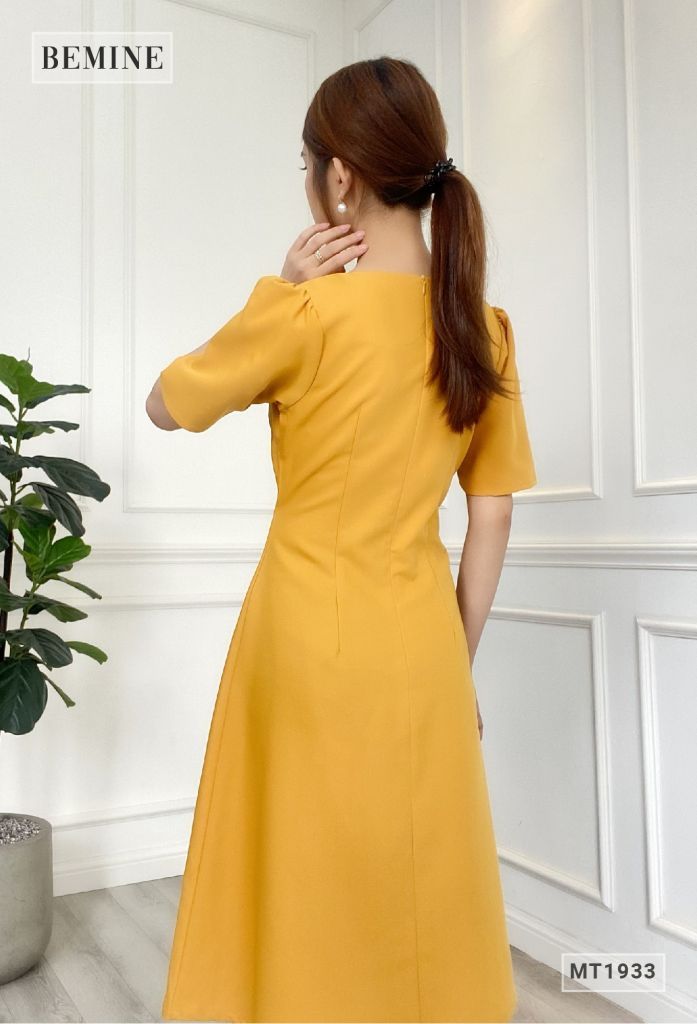MT1933VANG - Đầm cổ sóng xếp eo
