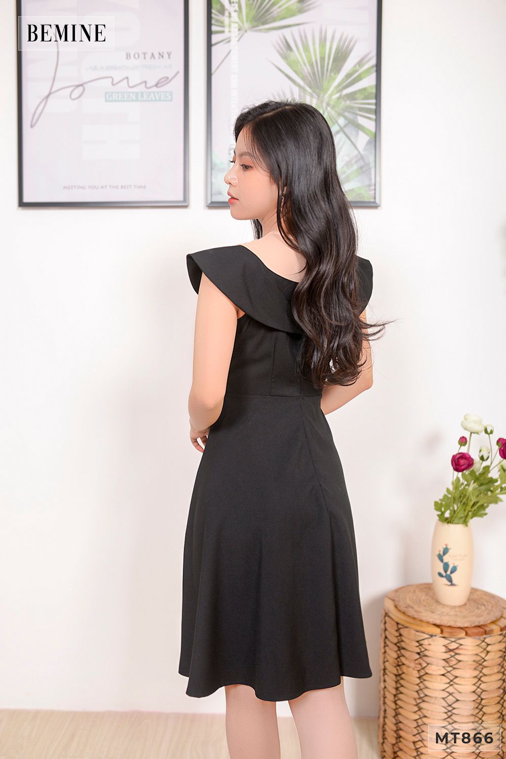 MT866DEN - Đầm đen cổ phối lưới