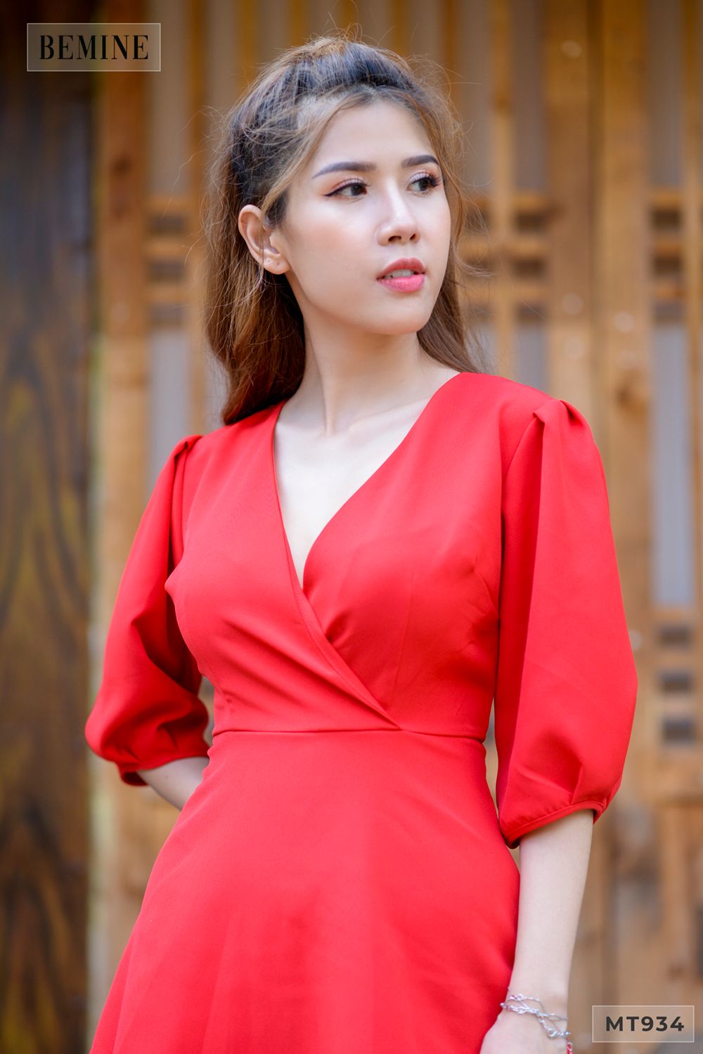 MT934DO - Đầm đỏ tùng xếp tầng cổ v