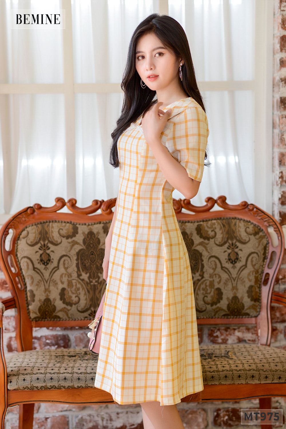 MT975VANG - Đầm caro suông cổ phối ren