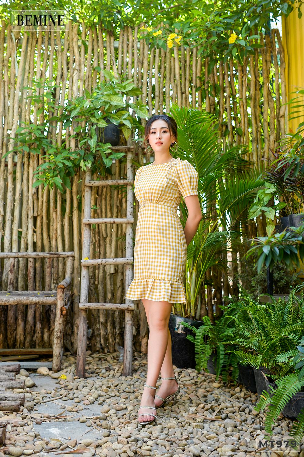 MT979VANG - Đầm caro đính hoa ngực