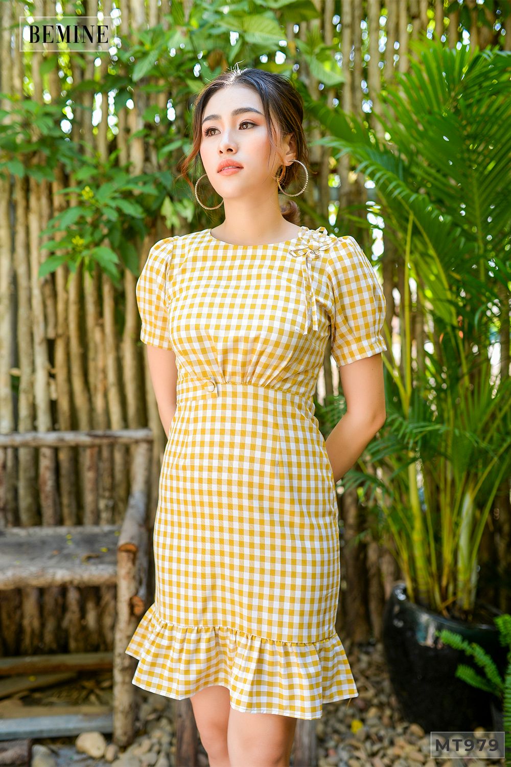 MT979VANG - Đầm caro đính hoa ngực