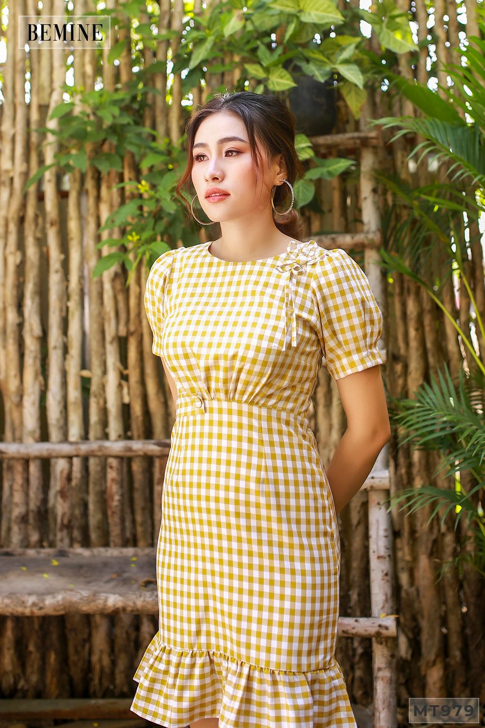 MT979VANG - Đầm caro đính hoa ngực