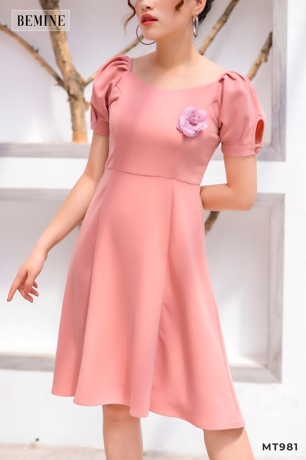 MT981HONG - Đầm hồng đính bông bên ngực
