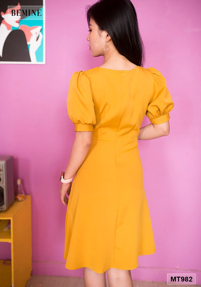 MT982VANG - Đầm vàng đính nút trắng