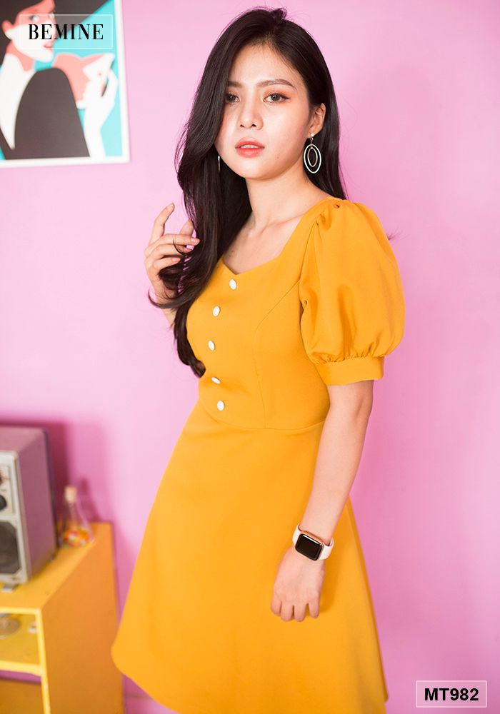 MT982VANG - Đầm vàng đính nút trắng