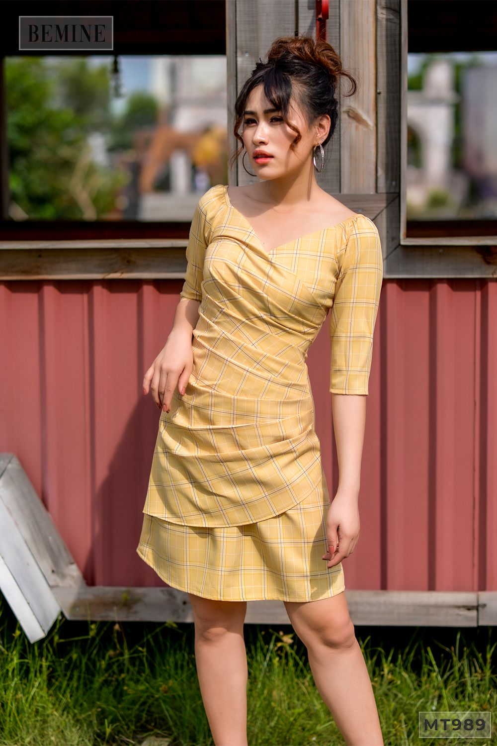 MT989VANG - Đầm caro vạt tùng xếp ly tầng