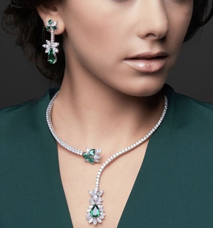 Bộ trang sức vòng cổ, hoa tai kim cương - đá Emerald BTS053