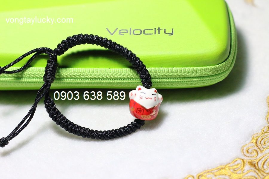 Vòng tay mèo cát tường Maneki Neko màu đỏ vẩy 2 tay MS0007 dây rút may mắn màu đen