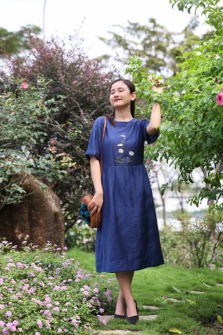  Đầm Linen Xanh Thêu Hoa Cúc 