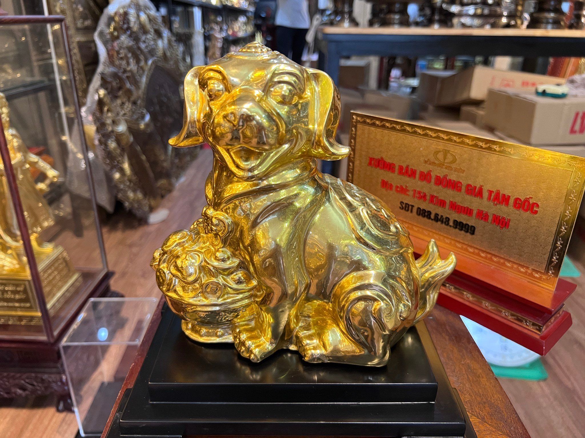 Quà tặng sếp tuổi tuất: Tượng chó ôm hũ vàng bằng đồng dát vàng 24k