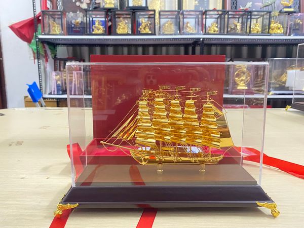 Quà tặng sếp: mô hình thuyền buồm mạ vàng 24k