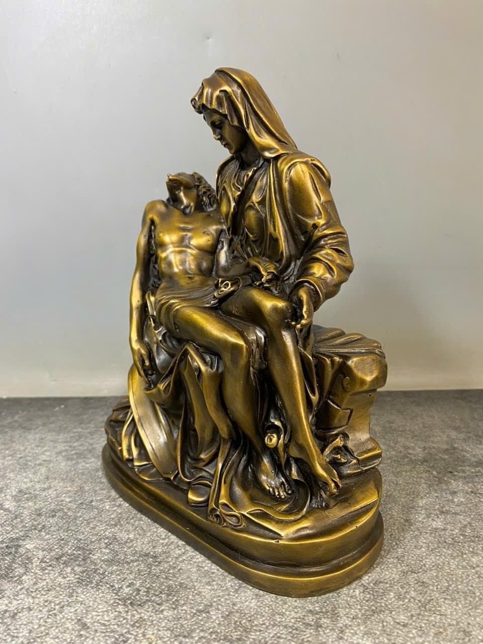 Tượng đức mẹ u sầu bằng đồng