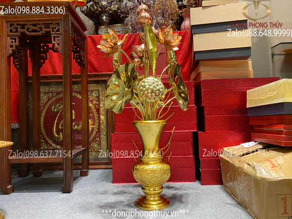Lọ hoa bằng đồng 30cm thếp vàng 24k và bó hoa sen 70cm 15 cành