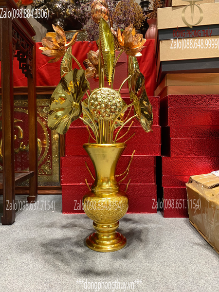 Lọ hoa bằng đồng 30cm thếp vàng 24k và bó hoa sen 70cm 15 cành