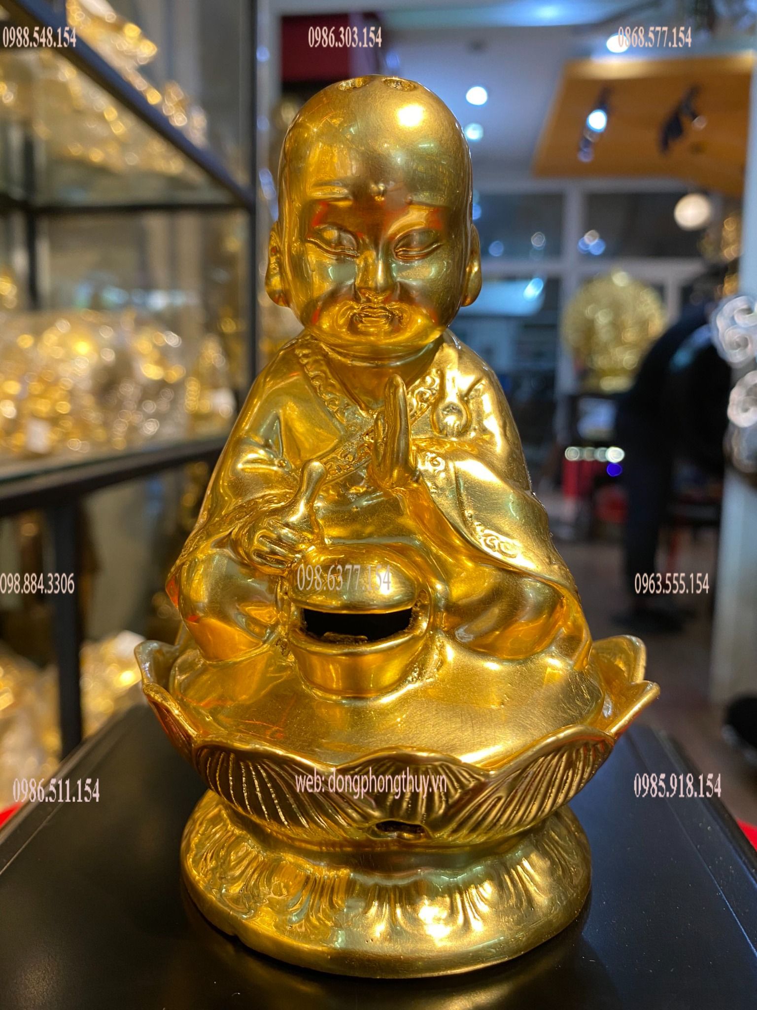 Lư đốt trầm chú tiểu bằng đồng dát vàng 24k