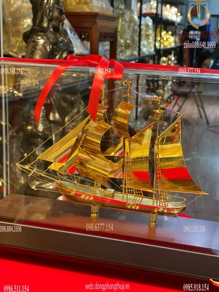 Quà tặng sếp nam nữ: Mô hình thuyền buồm bằng đồng mạ vàng 24k