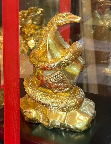 Quà tặng sếp: Tượng rắn phong thủy bằng đồng dát vàng 24k