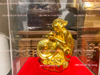 Quà tặng sếp tượng khỉ ôm tiền phong thủy bằng đồng mạ vàng 24k