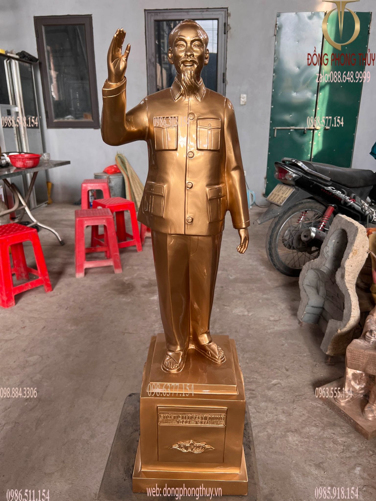 Tượng bác hồ đứng vẫy tay chào