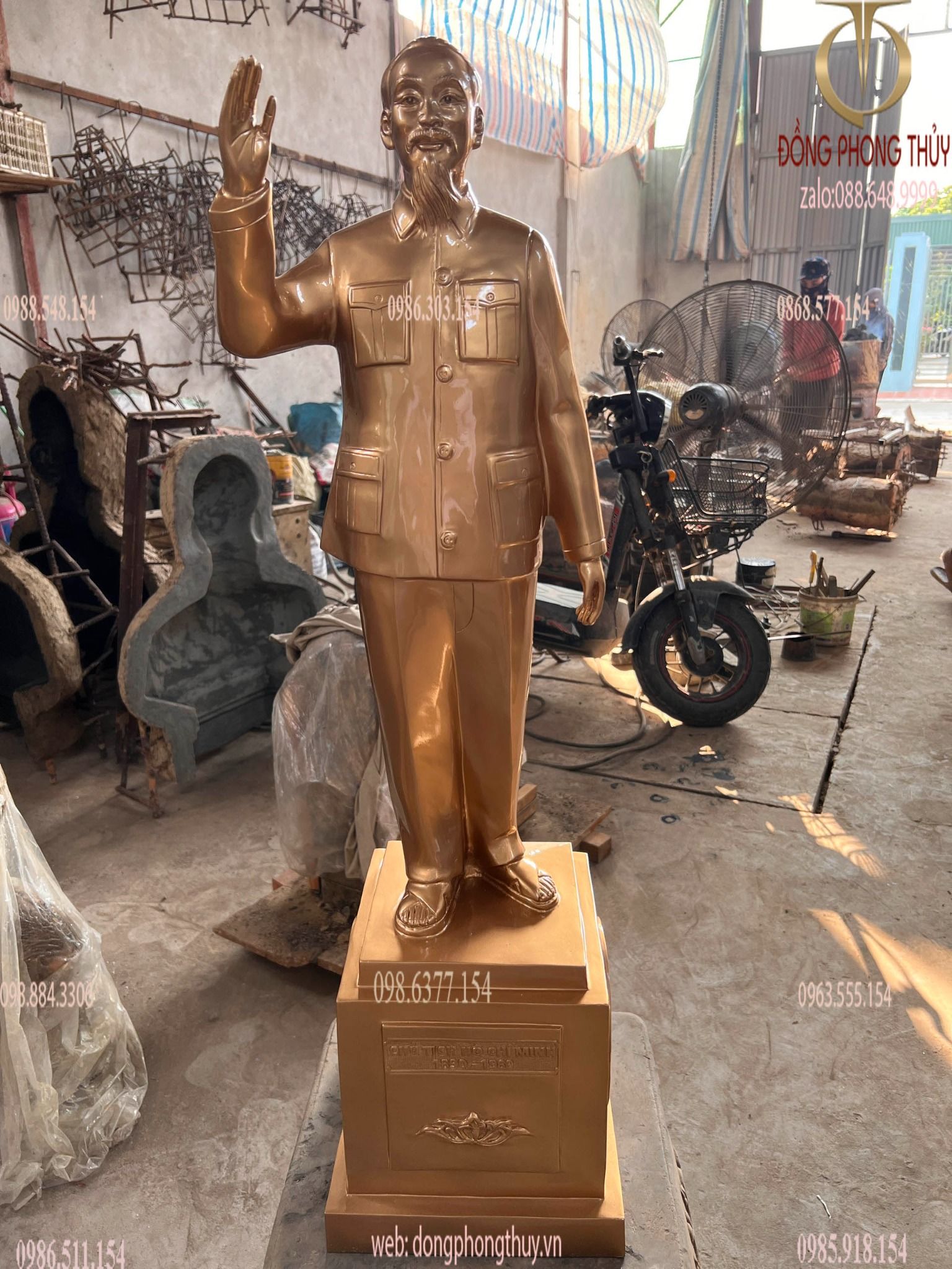 Tượng bác hồ đứng vẫy tay chào