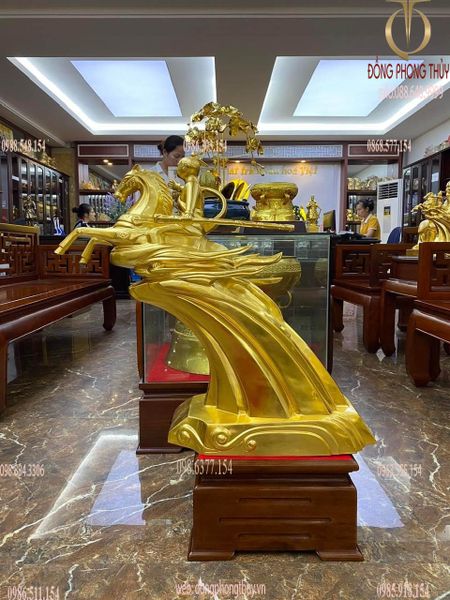 Tượng đài Thánh Gióng dát vàng 24k