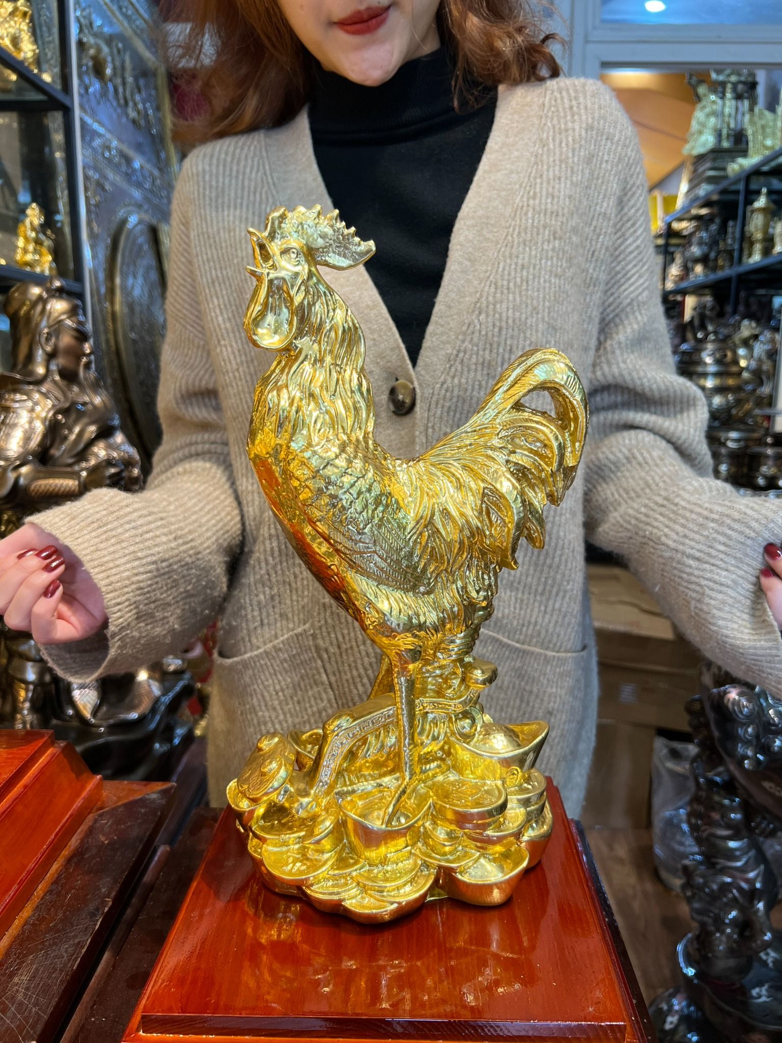 Quà tặng sếp tuổi dậu: tượng gà như ý phong thủy bằng đồng dát vàng 24k
