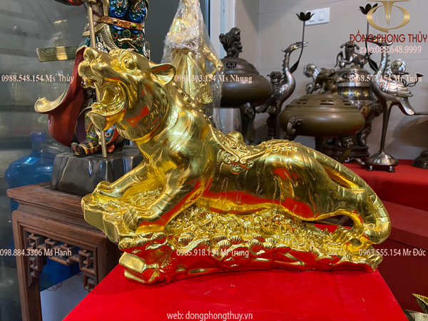 tượng hổ mạ vàng đế cây tùng dát vàng 24k chất liệu bằng đồng