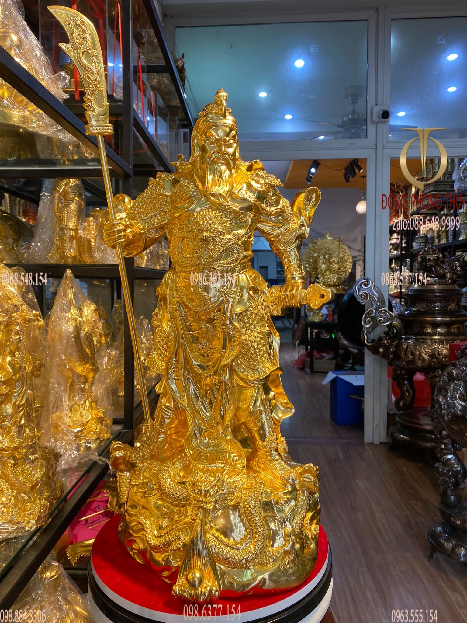 Tượng quan công ngũ cờ bằng đồng dát vàng 24k Cao 70 cả đao ngang 30 sâu 30 nặng 17.5 kg