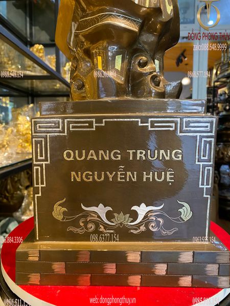 Tượng Quang Trung Nguyễn Huệ bằng đồng khảm tam khí Cao 70cm , ngang 22,5, sâu 24cm Nặng 21,7kg