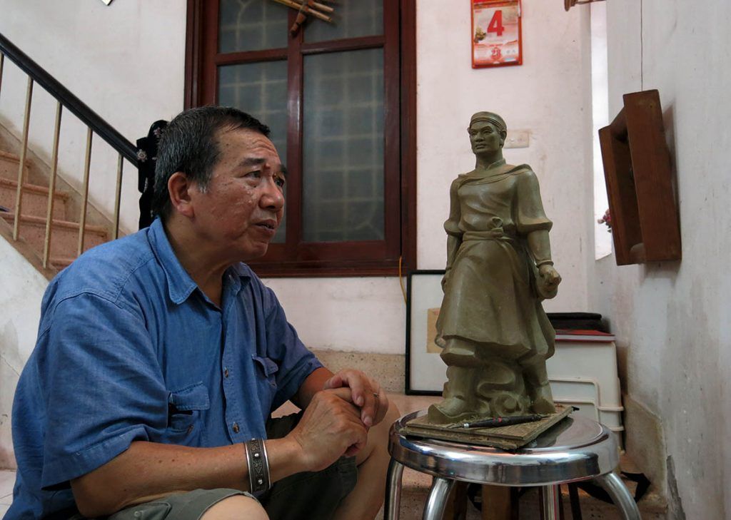 Tượng Quang Trung Nguyễn Huệ bằng đồng đỏ khảm tam khí